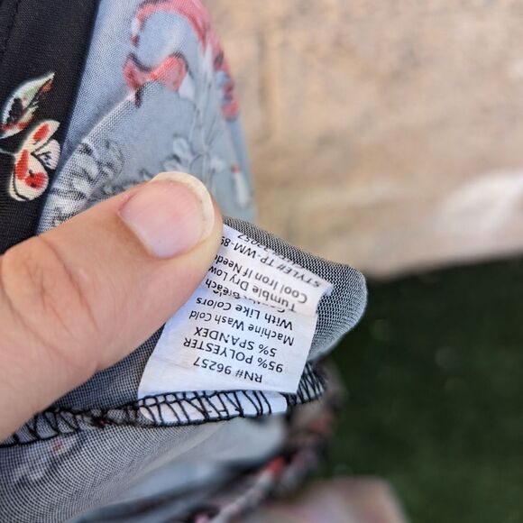 Women's Perception brand, light floral top - Picture 10 of 13